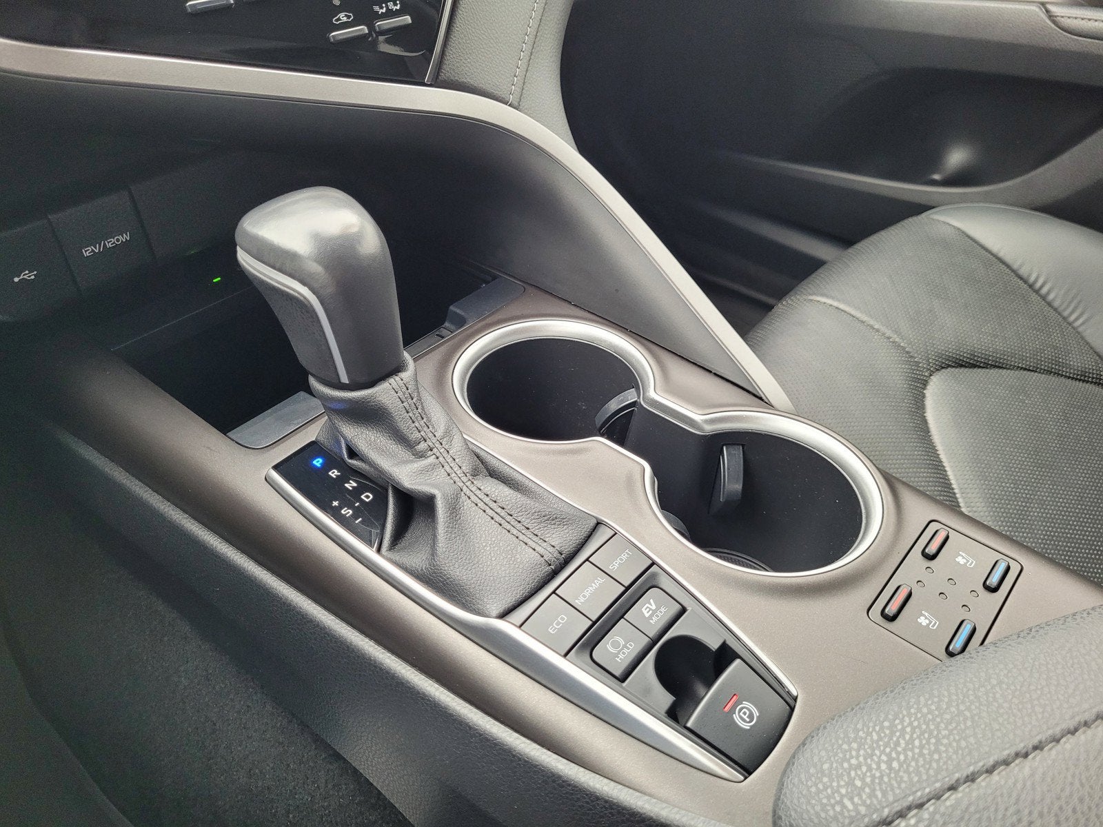 2022 Toyota Camry Hybrid XLE
