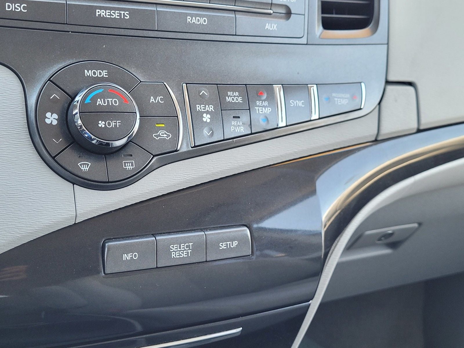 2014 Toyota Sienna LE 8 Passenger