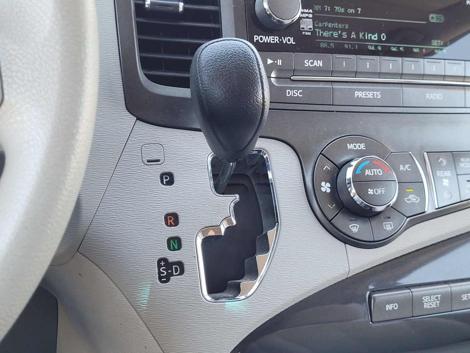 2014 Toyota Sienna LE 8 Passenger
