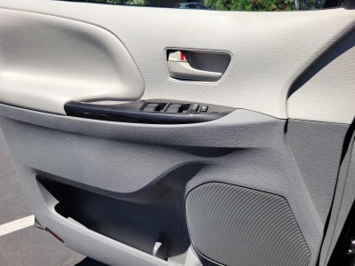 2014 Toyota Sienna LE 8 Passenger
