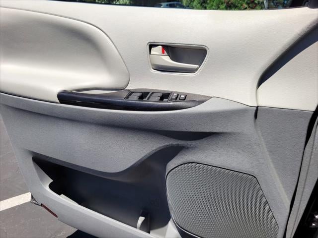 2014 Toyota Sienna LE 8 Passenger
