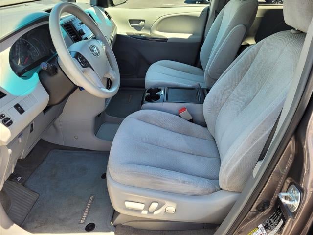 2014 Toyota Sienna LE 8 Passenger