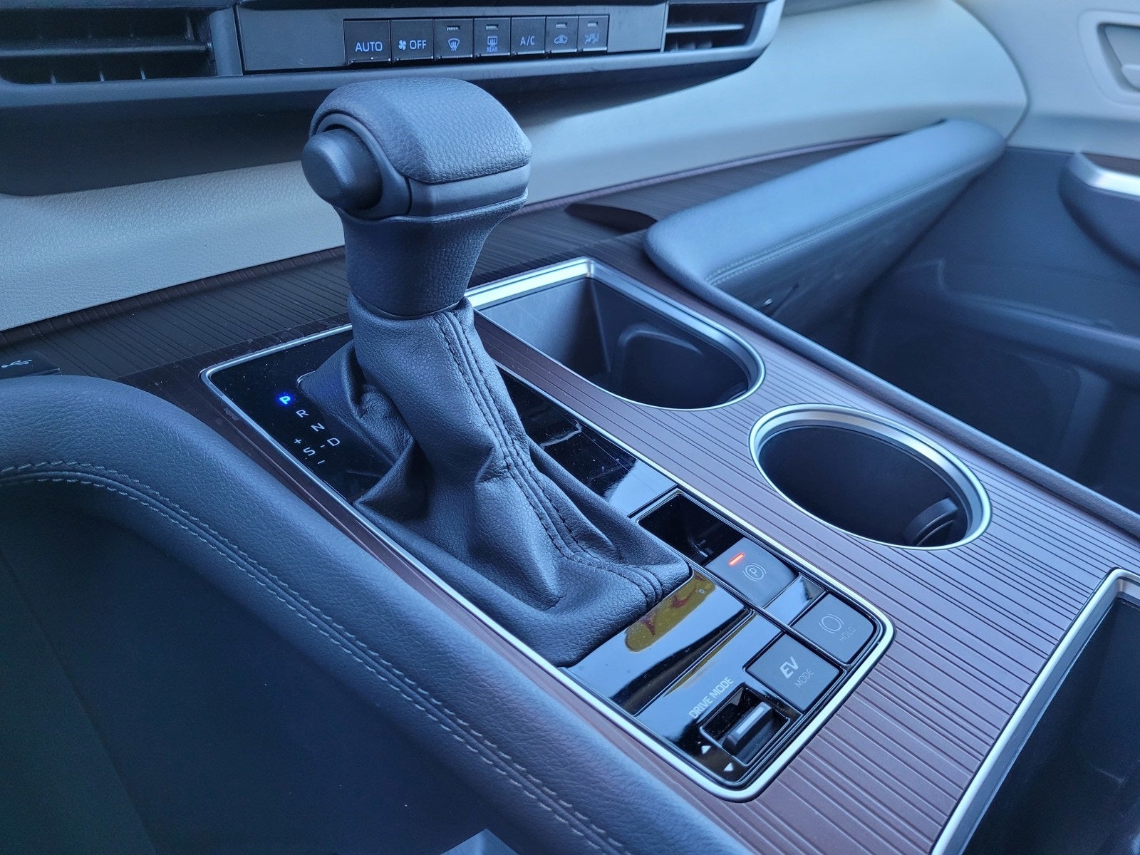 2024 Toyota Sienna LE 8 Passenger