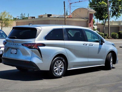 2022 Toyota Sienna LE 8 Passenger