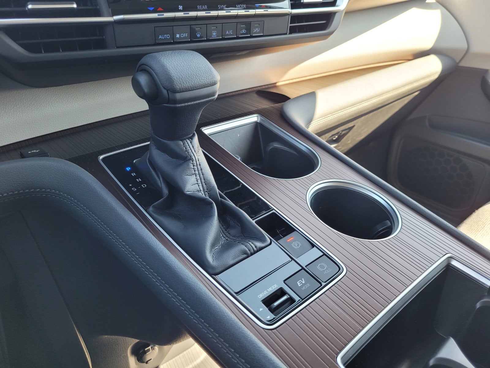 2023 Toyota Sienna LE 8 Passenger