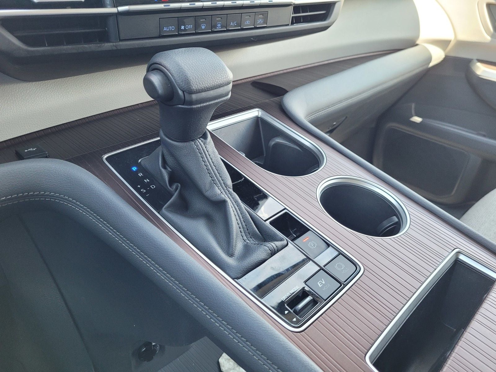 2024 Toyota Sienna LE 8 Passenger